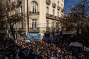 Miles de personas pasaron por la casa de la expresidenta antes de ir a la Plaza