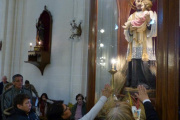 Miles de fieles se movilizan al santuario de Liniers para pedir por pan y trabajo