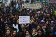 Masiva marcha para pedir justicia por las tres jóvenes asesinadas