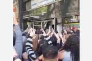 Milei se mostró en el microcentro porteño y fue abucheado por los vecinos
