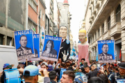 El peronismo volvió a las calles para marchar al domicilio de Cristina. La expresidenta envió un mensaje de audio a la militancia