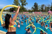 Clases gratuitas de aquagym en la colonia municipal de verano