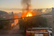 Explociones y fuego en un deposito de garrafas