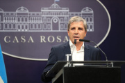 Luis Caputo dijo que tener los dólares bajo el colchón es un muy mal negocio
