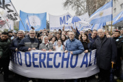 El gobernador bonaerense Axel Kicillof participó este jueves de la movilización frente al Congreso de la Nación
