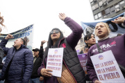 Miles de personas marcharon al Ministerio de Economía para reclamar una solución política a su deuda y protestar contra las tasas usurarias