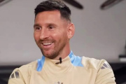 A los diez minutos, un minuto de aplausos para Messi