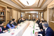 El gobernador Kicillof  en Nueva York se reunió con fondos de inversión y grandes empresas