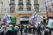 Protesta de ATE frente a la obra social de los militares por los despidos. Presti echó al liquidador del exIOSFA