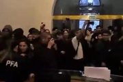 Estudiantes universitarios hicieron una sentada en el Palacio Pizurno