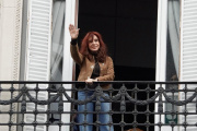 Cristina se salió al balcón para saludar a la militancia en el Día de la Lealtad