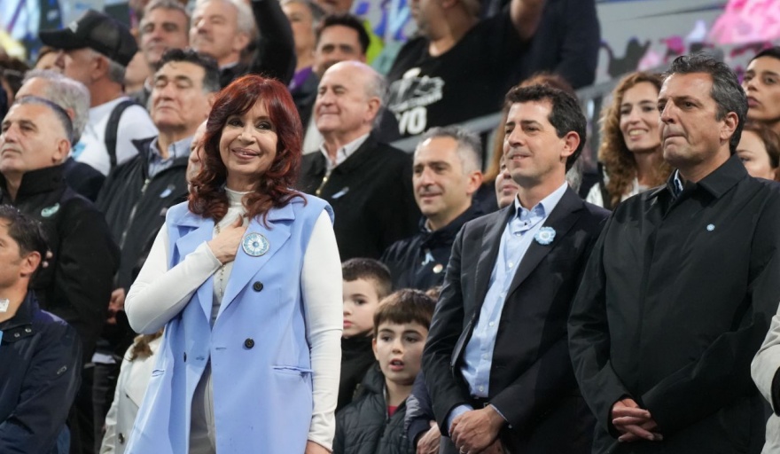 Sin definición de candidaturas, Cristina Kirchner colmó la Plaza de Mayo y pidió renovar el pacto democrático
